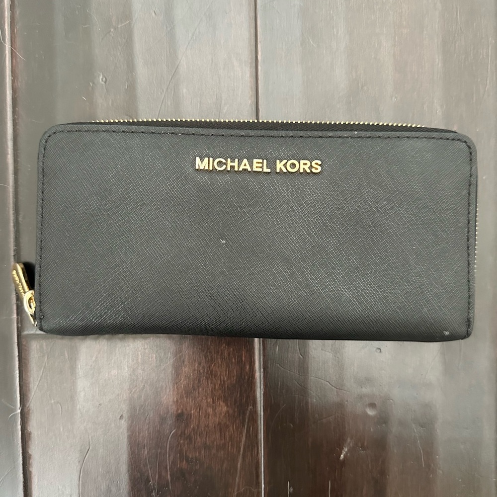 Michael Kors Jet Set Travel Continental Zip Around Leather Wallet